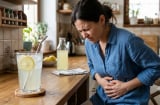 Vì sao nhiều người bỏ thói quen uống nước chanh buổi sáng?
