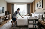 Tại sao khách sạn luôn dùng ga trải giường màu trắng? Sự thật khiến nhiều người bất ngờ
