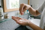 Vì sao nên thêm chút muối vào dầu gội đầu?