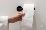 Bật mí sự thật đằng sau nếp gấp tam giác trên cuộn giấy vệ sinh khách sạn: Không đơn thuần để trang trí!
