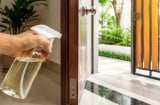 Xịt giấm quanh cửa để làm gì mà nhiều người làm theo?