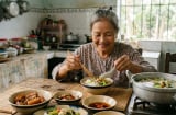 Chan canh vào cơm cho dễ nuốt: Thói quen tưởng bổ dưỡng hóa ra lại hành hạ dạ dày?