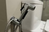 Tại sao đi vệ sinh xong nên dùng vòi xịt thay vì giấy vệ sinh?