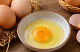 Trứng đập ra thấy có chấm đỏ này thì có ăn được không? Vệt đỏ đó có gây hại gì không?