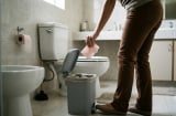 Nên vứt giấy vệ sinh xuống bồn cầu hay vứt vào thùng rác?