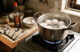 Cách luộc trứng chín tới và mẹo bóc vỏ cực róc