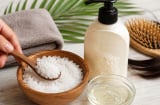 Trộn muối với dầu gội đầu: Mẹo đơn giản nhiều chị em thử một lần rồi duy trì, nhưng cần dùng đúng cách