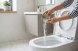 Trước khi đi ngủ, đổ một bát muối vào bồn cầu: Sáng hôm sau thấy kết quả bất ngờ