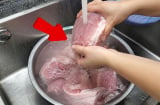 Tại sao nhiều người không bao giờ rửa thịt trước khi nấu?