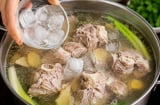 Vì sao nhiều người thả đá lạnh vào nồi canh xương?