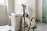Vì sao bác sĩ khuyên nên dùng vòi xịt thay vì giấy vệ sinh?