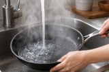 Vì sao nấu ăn xong không được thả ngay nồi, chảo vào nước lạnh?
