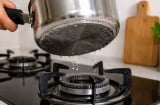 Vì sao tuyệt đối không đặt nồi chảo còn ướt đáy lên bếp gas?