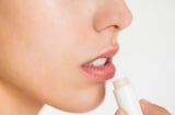 4 thói quen nhiều người mắc phải khiến môi ngày càng thâm, khô nứt dù chăm dùng son dưỡng