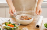 Có nên bọc màng bọc thực phẩm khi thức ăn còn nóng?