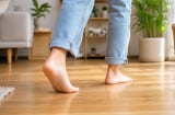 Đi chân đất trong nhà có lợi hay hại? Câu trả lời phụ thuộc vào loại sàn và sức khỏe của bạn