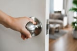 Một vật trong nhà mà hầu như ai cũng chạm vào mỗi ngày nhưng rất ít khi vệ sinh