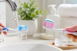 Có nên làm ướt bàn chải trước khi đánh răng?