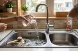 Đổ một cốc nước nóng xuống cống: Mẹo hay giúp nhà bếp hết sạch mùi hôi chỉ trong vài phút