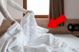 Tại sao bạn không nên gấp chăn gối khi rời khách sạn?
