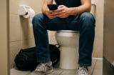 Vì sao không nên vừa đi vệ sinh vừa dùng điện thoại?