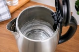 Ấm siêu tốc có cặn trắng có nguy hiểm không?