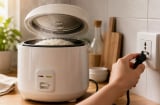 Có nên rút phích cắm nồi cơm điện ngay sau khi nấu?