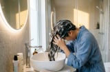 Gội đầu vào buổi sáng hay buổi tối để giảm rụng tóc?