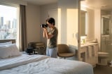 Vì sao du khách nên rút điện thoại chụp ảnh ngay khi vừa bước vào phòng khách sạn?