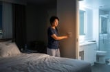Vì sao nên bật đèn nhà vệ sinh xuyên đêm khi ngủ ở khách sạn?