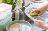 Cách rửa hộp nhựa, cốc bát nhựa sạch bay dầu mỡ, không còn nhớt dính: Chỉ cần đổi thứ tự này