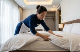Vì sao nhân viên khách sạn luôn nhét chặt chăn xuống dưới đệm?