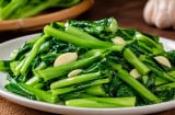 Vì sao rau xào ở nhà không giòn bằng ngoài hàng? Hãy kiểm tra 5 lỗi thường gặp này