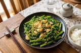 Mẹo xào rau muống xanh mướt, dậy mùi thơm