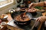 Thắng đường kho thịt có gây hại sức khỏe? Bác sĩ chỉ ra sai lầm cực dễ mắc