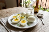 7 loại thực phẩm không bao giờ được đặt trong lò vi sóng: Nguy cơ nổ tung và nhiễm độc!