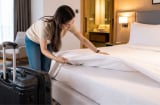 Đừng vội nằm ngay lên giường khi vừa nhận phòng khách sạn, vì sao?