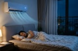 Ngủ bật quạt hay máy điều hòa tốt cho sức khỏe hơn? Bác sĩ chỉ ra sai lầm 90% người Việt mắc phải