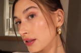 Routine dưỡng da tối giản giúp Hailey Bieber duy trì làn da căng bóng