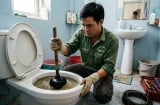 Bồn cầu bị tắc chớ vội gọi thợ: Chỉ cần 1 bát nước rửa bát là trôi sạch bách trong 20 phút!