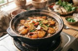 Kho cá chỉ bỏ nước hàng hay tương thôi chưa đủ: Bỏ thứ này vào cá hết sạch mùi tanh, thơm ngon chắc thịt