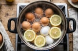 Luộc trứng với vài lát chanh có tác dụng gì?