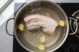 Tại sao luộc thịt nên thêm gừng?