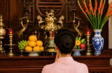 Vì sao bình hoa trên ban thờ thường để bên phải?