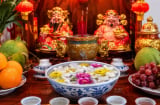 Vì sao ban thờ Thần Tài thường có một bát nước thả hoa?