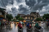 Áp thấp nhiệt đới sắp mạnh lên thành bão, Hà Nội mưa lớn diện rộng