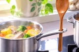 Chiếc lỗ trên tay cầm nồi chảo thực sự được thiết kế để làm gì? Hóa ra không chỉ để treo lên