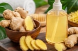 Dùng gừng tươi gội đầu: Mẹo đơn giản hỗ trợ sạch gàu, da đầu thông thoáng, tóc trông khỏe hơn