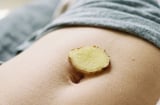 Trước khi ngủ, đắp một lát gừng lên rốn: Cơ thể nhận được 4 lợi ích đặc biệt