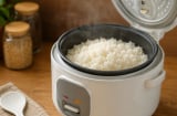 Nấu cơm điện: Khi nút Cook chuyển sang Warm, bao lâu nên mở nồi?